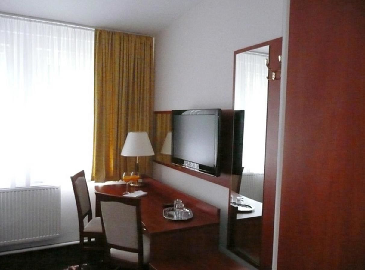 Отель Hotel Park Иновроцлав